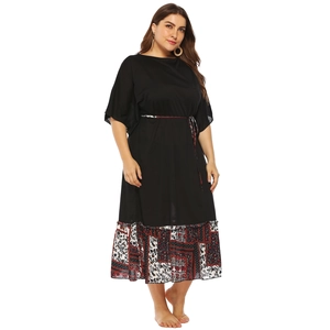 Détail d'une robe grande taille avec manches chauve-souris et patchwork bohème