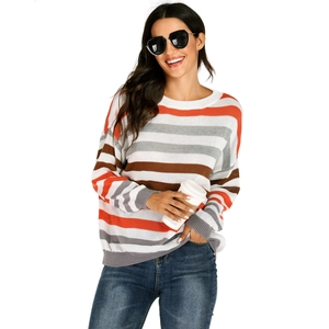 Détail d'un pull en maille à rayures colorées avec poignets côtelés gris et texture