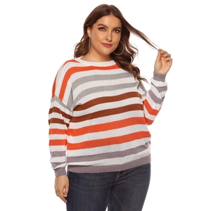 Dettaglio della trama a maglia sul maglione taglie forti a maniche lunghe a righe