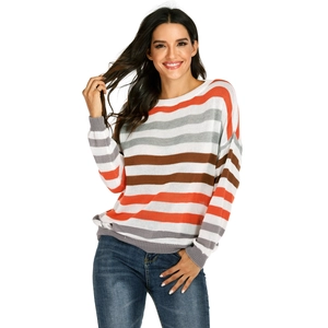Détail du pull en maille à rayures colorées avec poignets côtelés orange et gris femme