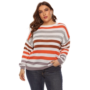 Dettaglio del maglione in maglia a righe color-block con trama a coste e vestibilità ampia