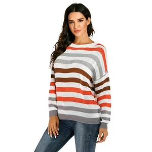 Détail d'un pull en maille rayé avec poignets côtelés gris et texture de tissu doux