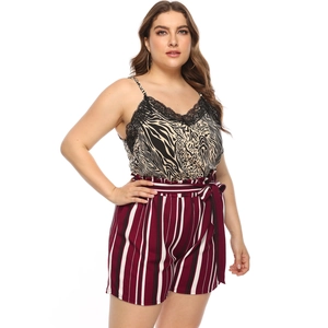 Détail du short grande taille à rayures verticales rouges et nœud papillon à la taille