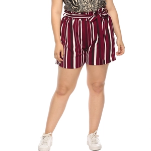 Détail du short à rayures rouges et blanches avec une ceinture à nœud élégante à la taille