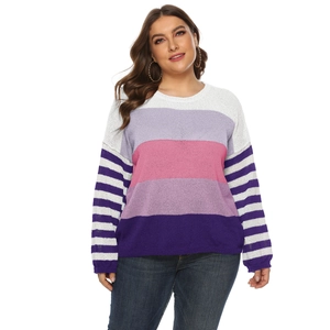 Détail macro de la texture du pull en maille rayé multicolore et de la couture des manches