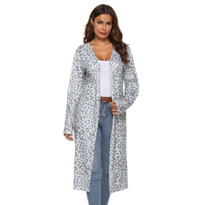 Détail d'un cardigan léopard gris à manches longues et coupe ouverte pour femmes