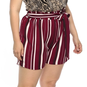 Détail du short rayé à taille haute avec nœud à nouer et motif vertical bicolore