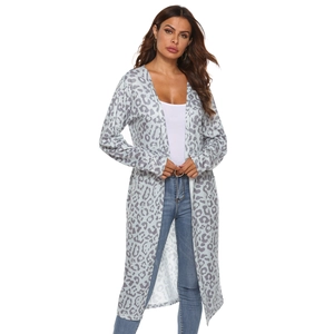 Détail du cardigan en maille imprimé léopard avec texture douce et coupe ouverte