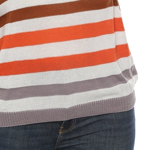 Dettaglio ravvicinato della maglia a righe infilata nella vita dei jeans blu scuro