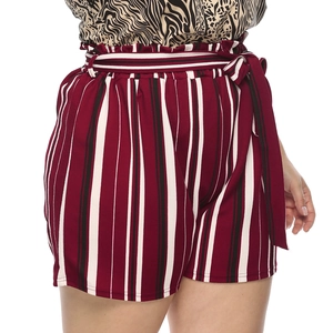 Détail du short à rayures taille froncée avec nœud assorti et motif de rayures verticales