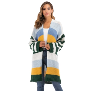 Détail d'un cardigan en grosse maille rayée multicolore avec finitions en côtes