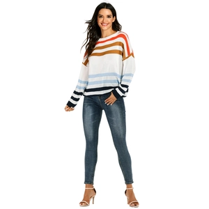Vue détaillée du pull en maille à rayures colorées avec col rond et texture douce