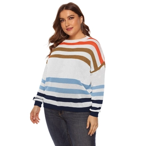 Dettaglio del motivo a strisce colorate e della trama a maglia di questo maglione casual