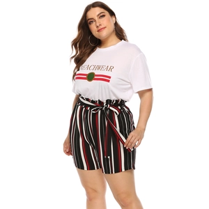 Gros plan d'un short rayé à taille haute avec noeud et T-shirt assorti pour femmes rondes