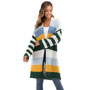 Gros plan sur la texture en maille épaisse du cardigan rayé aux couleurs contrastées
