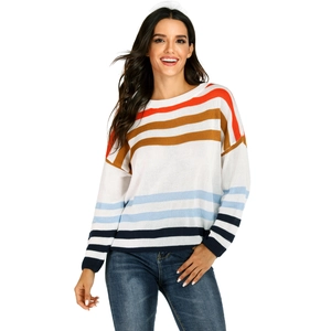 Détail d'un pull en maille à rayures colorées avec poignets côtelés et col rond
