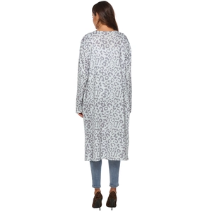 Vue arrière d'un cardigan long à imprimé léopard en gris clair avec motifs gris foncé