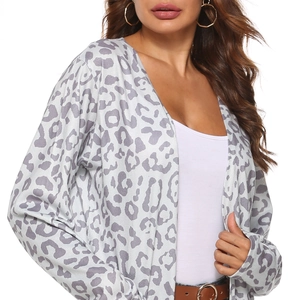 Détail d'un cardigan léopard doux avec texture en tricot gris-violet et ceinture