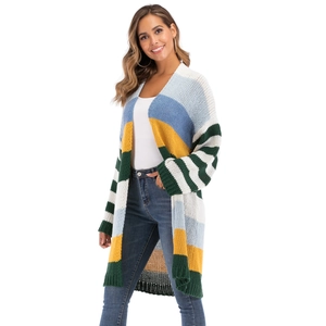 Détail de la maille épaisse et larges rayures colorées sur ce long cardigan pour femmes