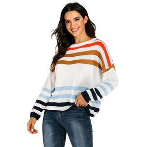 Détail d'un pull en maille à rayures multicolores avec poignets côtelés sur mannequin
