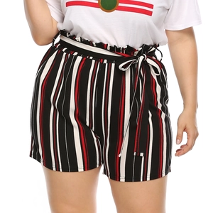 Détail du short rayé à taille haute avec une taille paperbag et un nœud papillon élégant