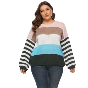 Détail d'un pull en maille grande taille à rayures multicolores et col rond classique