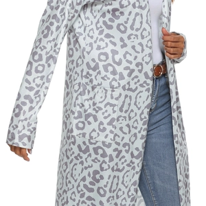 Détail du cardigan pour femmes à imprimé léopard avec des poches avant pratiques