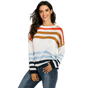 Pull en maille ample pour femme avec rayures colorées et col rond sur fond blanc