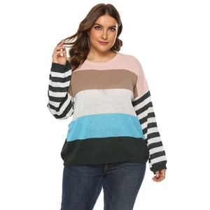 Détails des rayures horizontales colorées et de la texture en maille du pull oversize