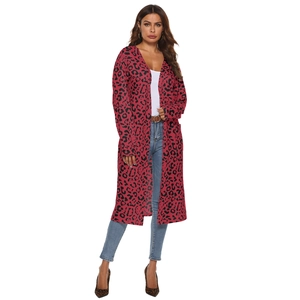 Détail d'un cardigan imprimé léopard rouge à manches longues en tissu léger fluide