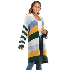 Détail d'un cardigan en grosse maille à rayures multicolores bleues et jaunes