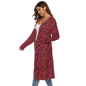 Détail d'un cardigan long à manches longues avec imprimé léopard rouge et noir audacieux