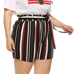 Détail du short grande taille rayé à taille haute avec nœud de serrage et bordure élastiquée