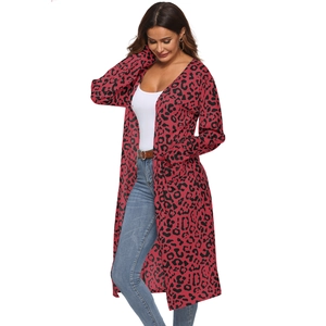 Vue détaillée d'un cardigan long à imprimé léopard rouge avec coupe fluide ouverte