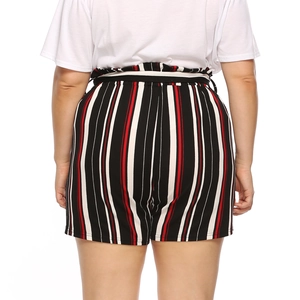 Vue arrière du short grande taille à rayures avec taille haute de style paperbag chic