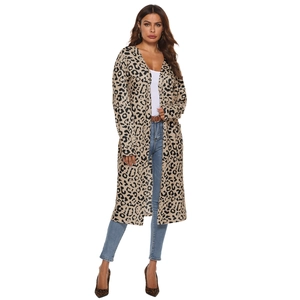 Détails du motif léopard et du tissu léger de ce cardigan long pour femmes élégantes
