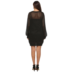 Detail der schwarzen Häkelstruktur und des Rippsaums am langärmeligen Midikleid