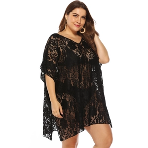 Copricostume mare taglie forti in pizzo nero con scollo a V e finiture floreali