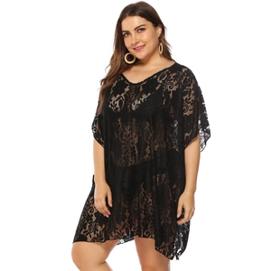Copricostume mare taglie forti in pizzo nero con scollo a V e motivi floreali