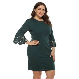 Dettaglio del motivo floreale traforato a laser sulle maniche a campana 3/4 dell'abito
