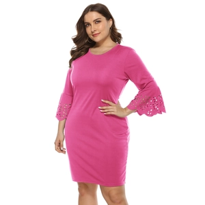 Dettaglio dell'abito fucsia con ricamo traforato sulle eleganti maniche a campana