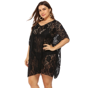 Trama dettagliata del pizzo floreale nero su questo copricostume da spiaggia con scollo a V