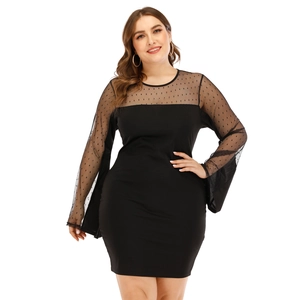 Détail de robe grande taille avec manches en tulle transparent à pois et poignets cloche