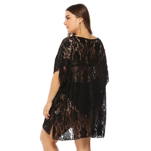 Copricostume taglie forti in pizzo nero a fiori con scollo a V e spaccature laterali