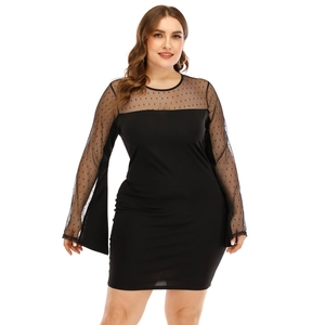 Détail de robe courte noire grande taille avec mesh à pois et manches cloches