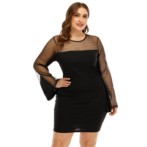 Détail des manches en mesh à pois et poignets évasés sur robe noire moulante