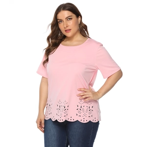Plus size pink short sleeve top with laser-cut floral hem and classic round neck