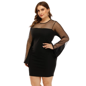 Détail de robe grande taille noire avec manches évasées en tulle transparent à pois