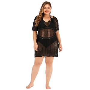 Détail d'un cache-maillot de plage noir grande taille en crochet avec col V et maille ajourée