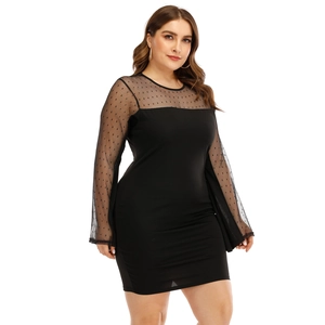 Détail d'une robe moulante noire grande taille avec manches évasées en tulle à pois
